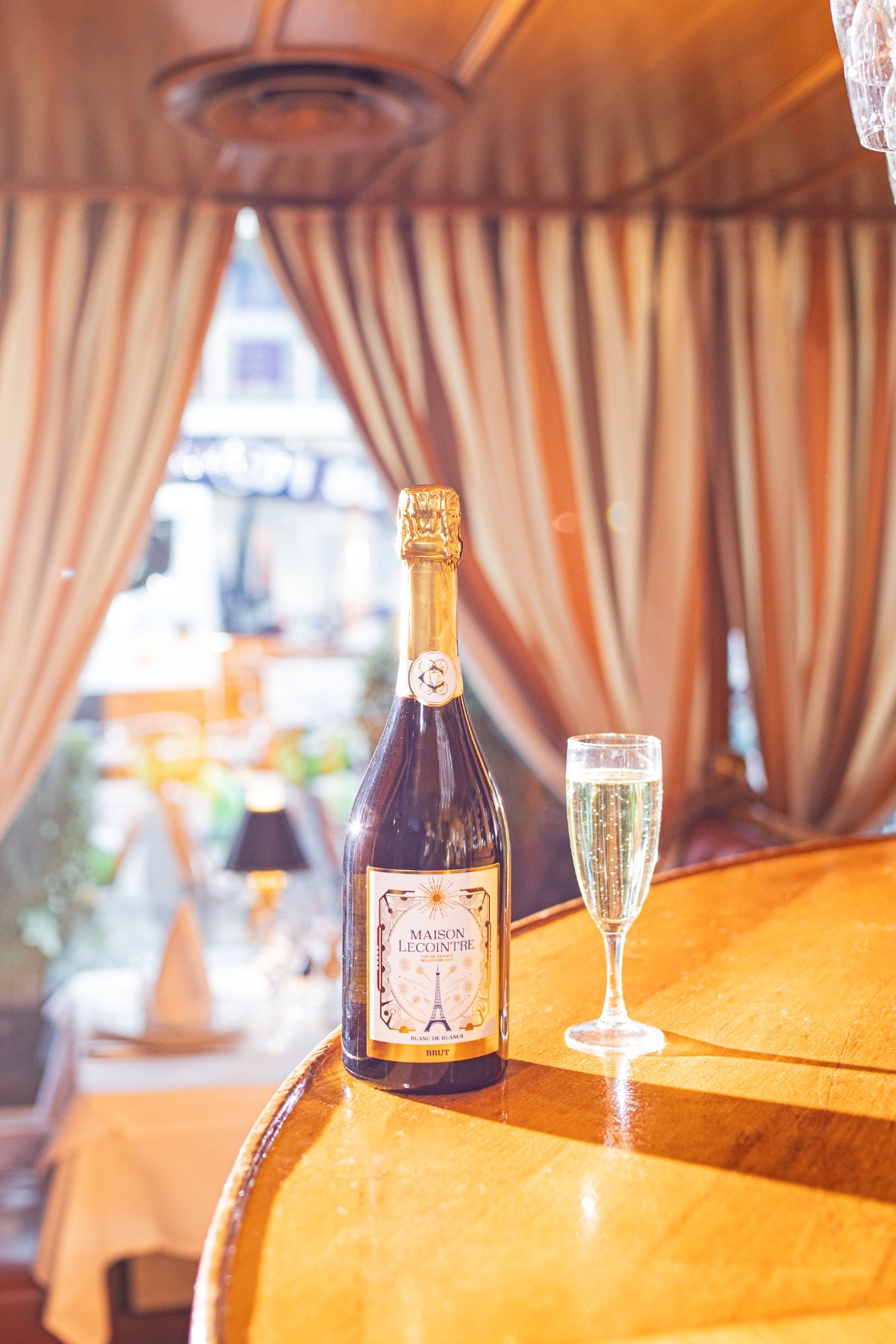 La cuvée servie au comptoir, dans la lumière du matin