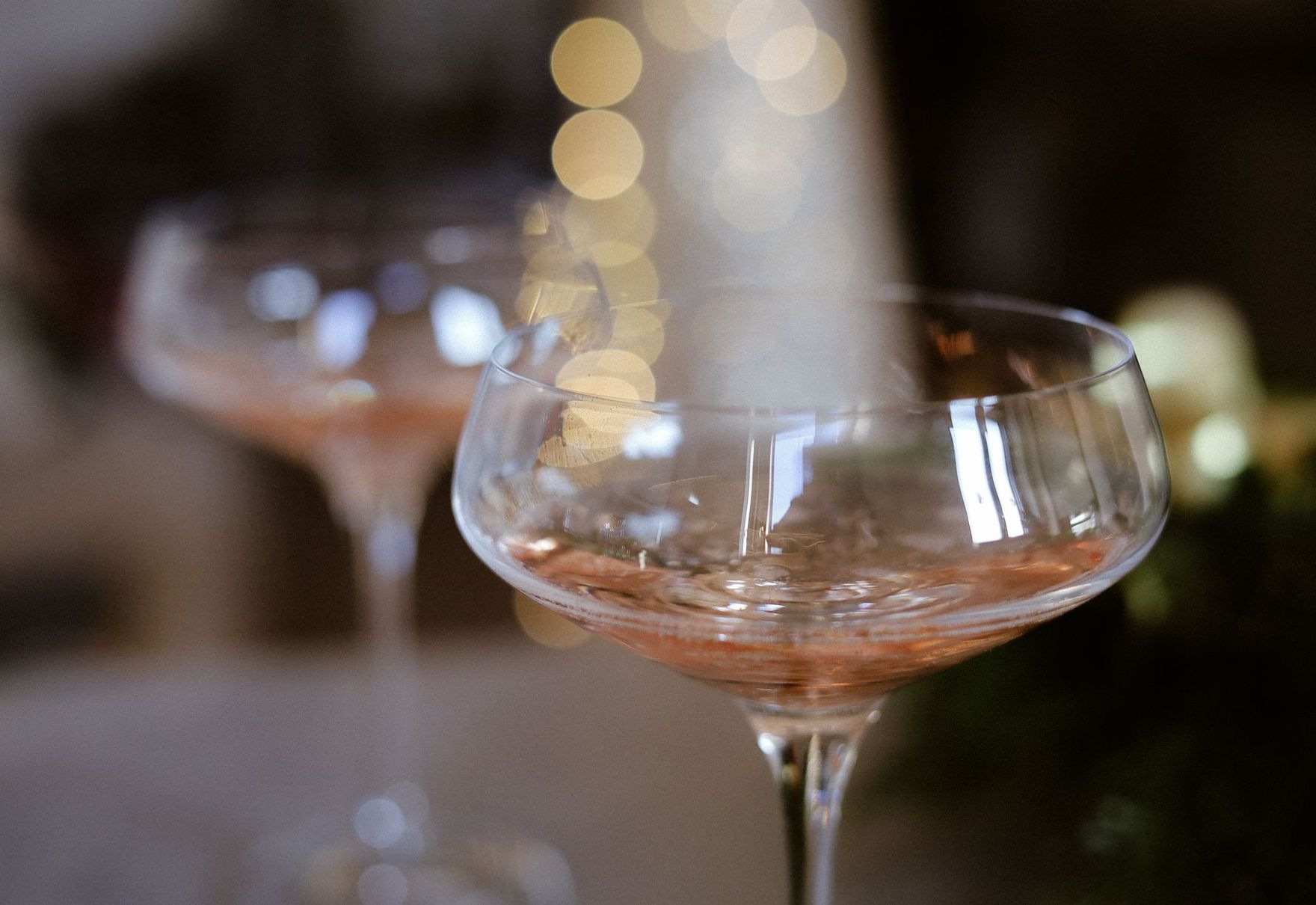 Deux coupes anciennes en verre côtelé, dans une lumière dorée
