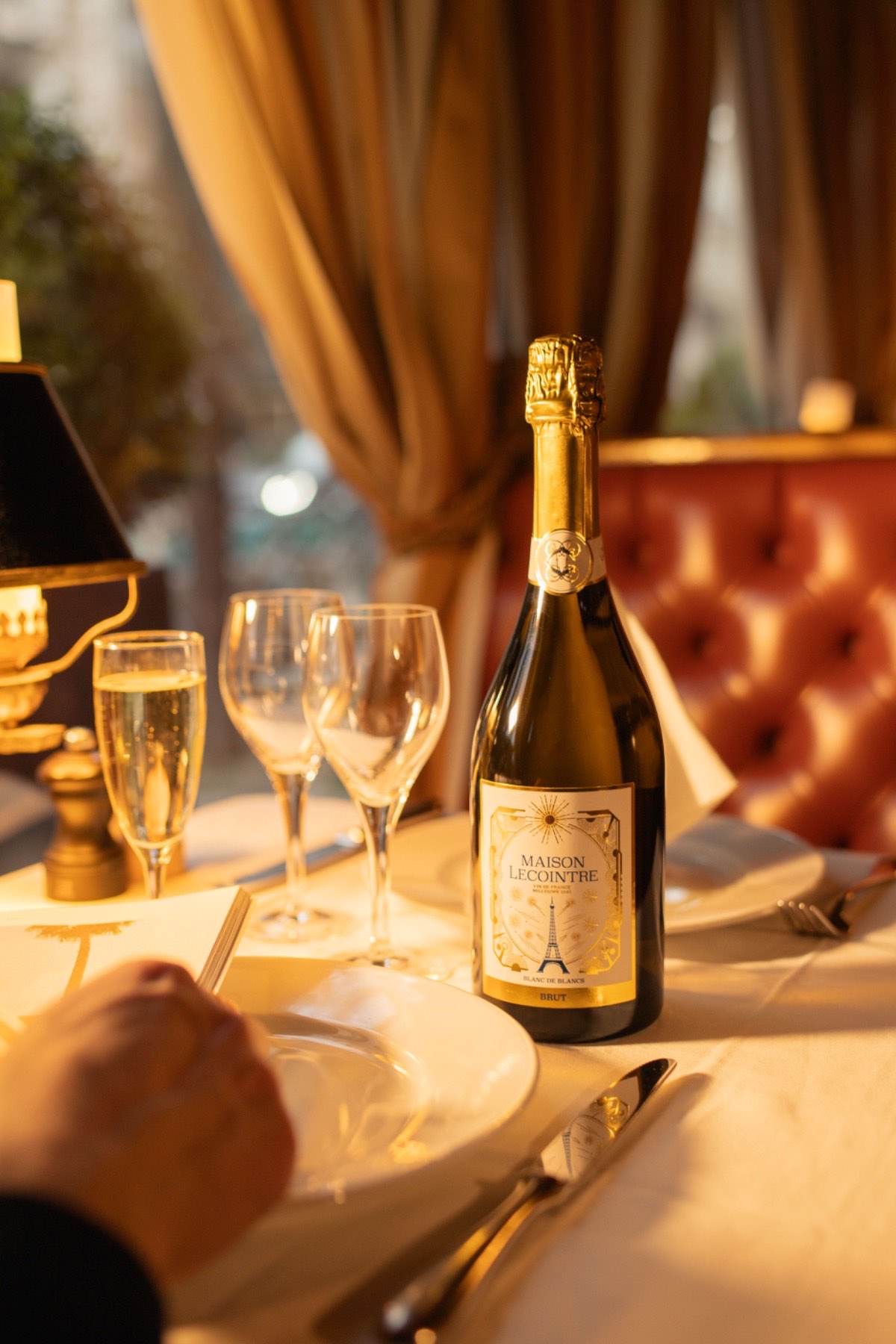 La cuvée servie sur une table de restaurant parisien